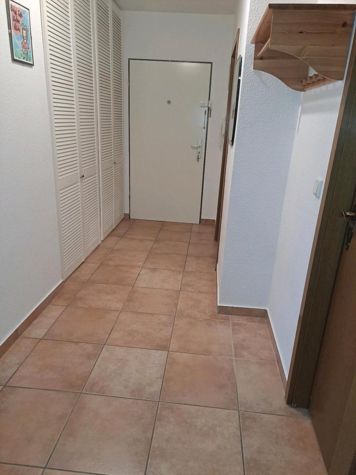 2 Zimmer Eigentumswohnung mit Balkon und Fenster im Bad zimmer