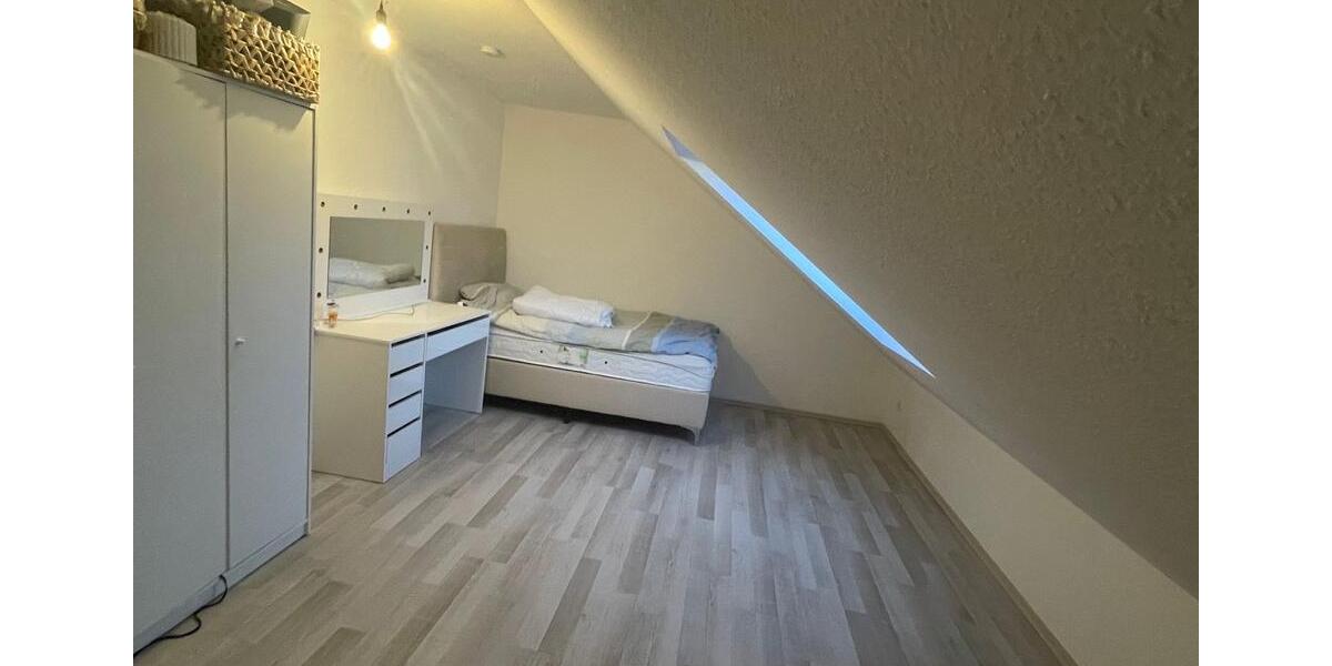 Dachgeschoßwohnung Hannover Herrenhausen-Stöcken - 4 Zimmer, 100 m&sup2;, 950&euro; | Angebot:26279030