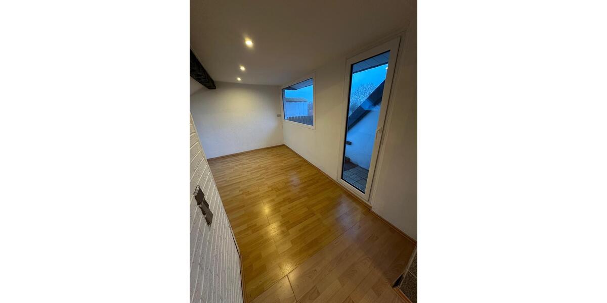 Charmante Dachgeschosswohnung mit süßer Terrasse und EBK 3 zimmer