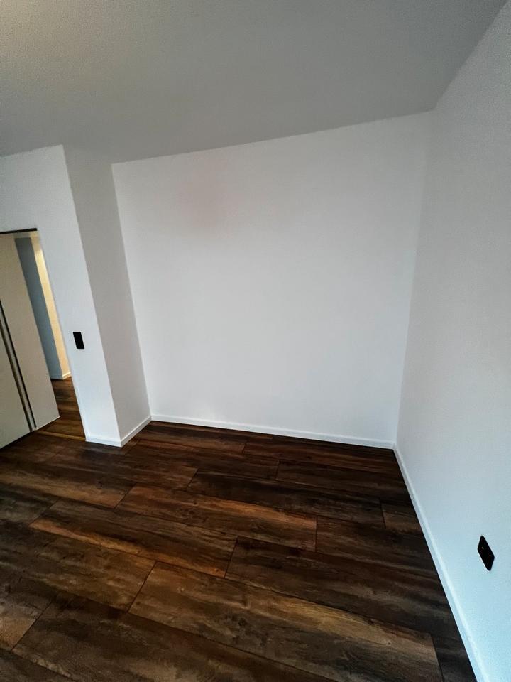Großzügige 3 Zimmer Wohnung mit Garten , Wintergarten & Garage