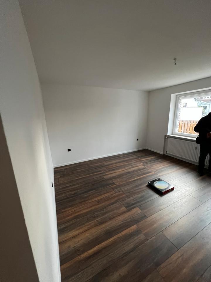 Großzügige 3 Zimmer Wohnung mit Garten , Wintergarten & Garage
