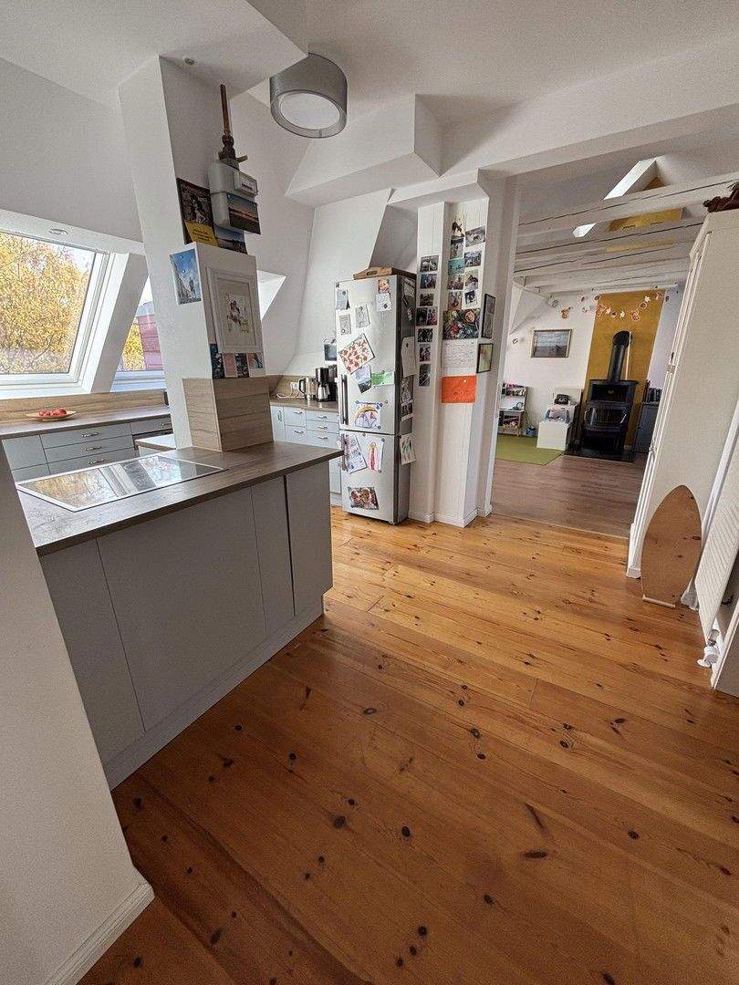 Dachgeschoss-Juwel mit großer Sonnenterrasse in bester Südstadtlage - ohne Makler! 3 zimmer