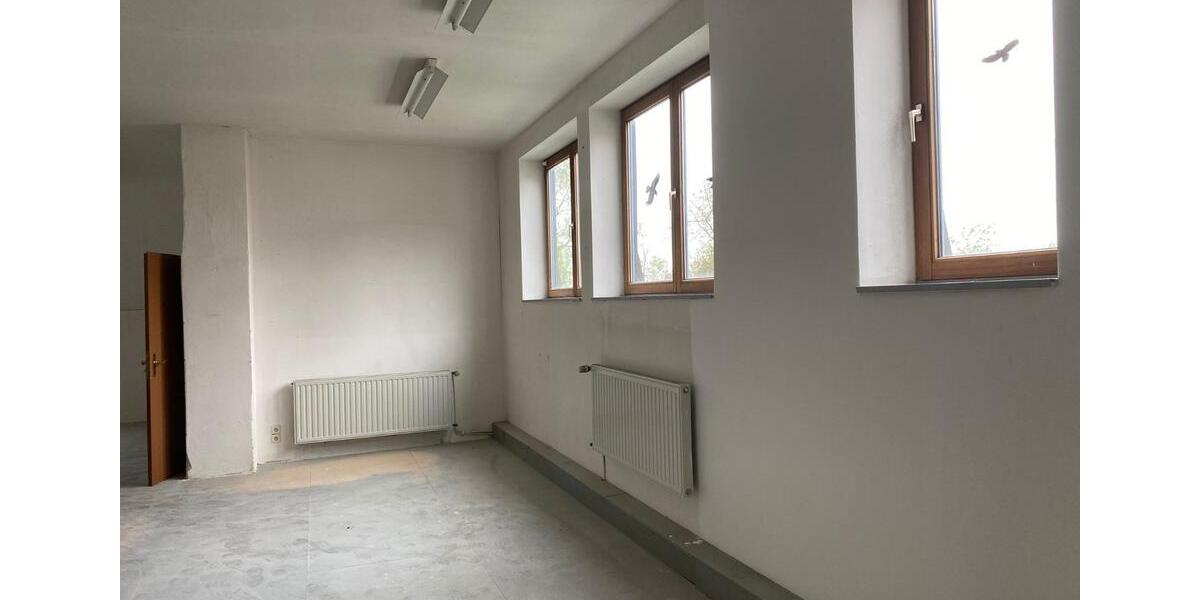 Onlinehandel Lager Hobbyraum mit Büro und Toilette zimmer