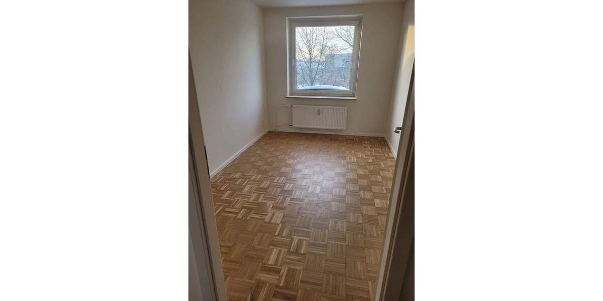 Frisch modernisierte 4-Zimmer-Wohnung mit Tiefgaragenplatz - von Privat 4 zimmer