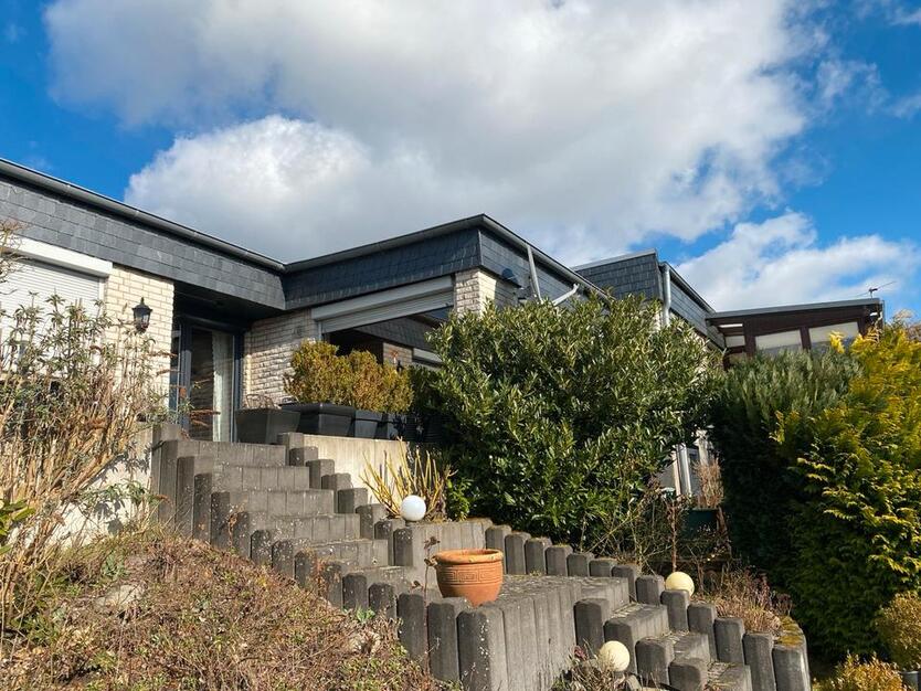 Bungalow, voll unterkellert, mit tollem Ausblick, idyllische Lage