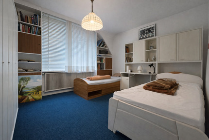 WG-Zimmer in großzügigem Haus (Misburg) nahe Bus&Bahn Haltestelle 4 zimmer