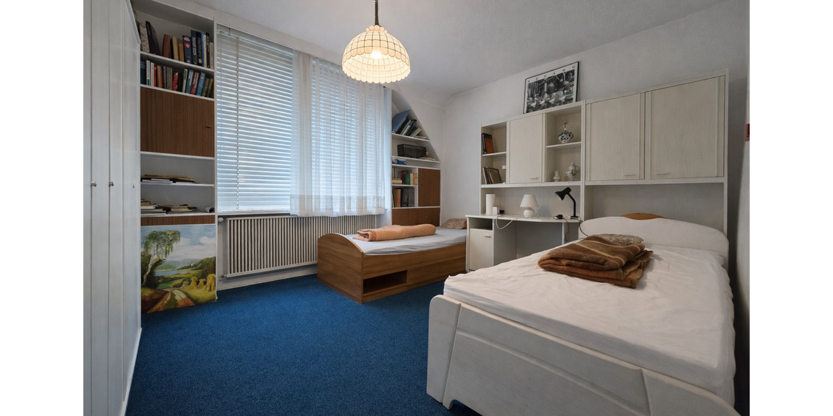 WG-Zimmer in großzügigem Haus (Misburg) nahe Bus&Bahn Haltestelle 4 zimmer