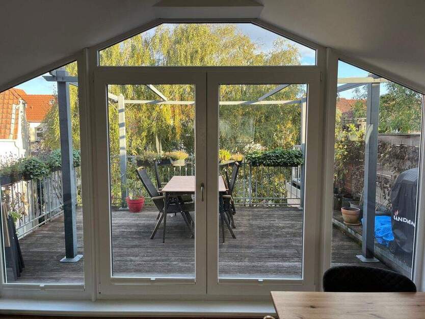 Dachgeschoss-Juwel mit großer Sonnenterrasse in bester Südstadtlage - ohne Makler! 3 zimmer