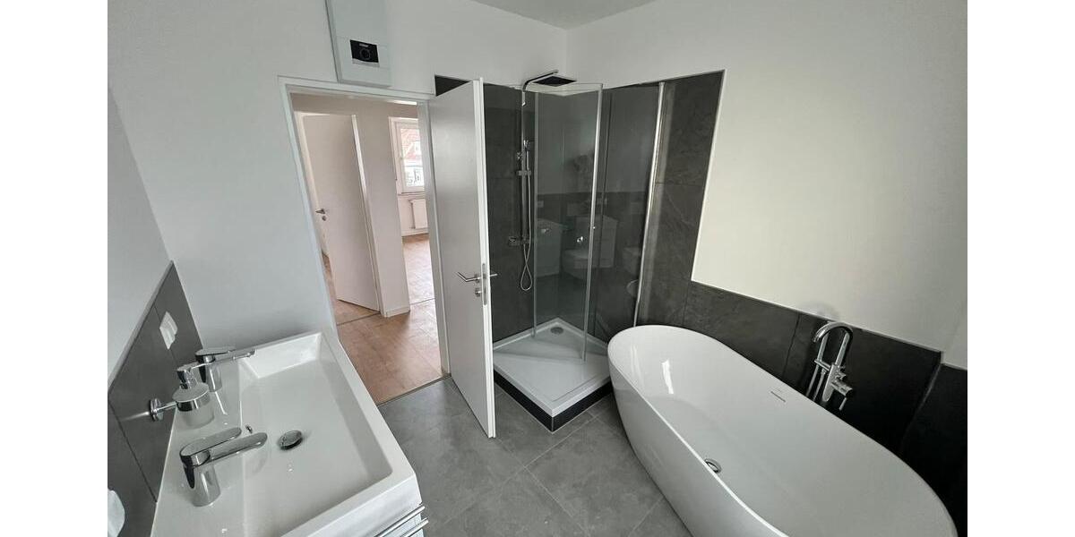 Wohnen mit Komfort: Sanierte 4-Zimmer-Wohnung in toller Lage - 