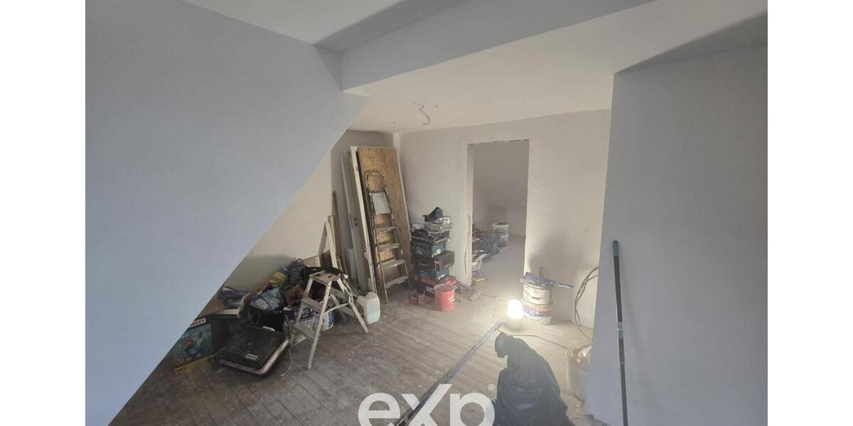 Frisch-vollsanierte möblierteunmöblierte 2 Zimmer DG-Wohnung mit Wohnküche inkl. EBK, WG-geeignet 2 zimmer