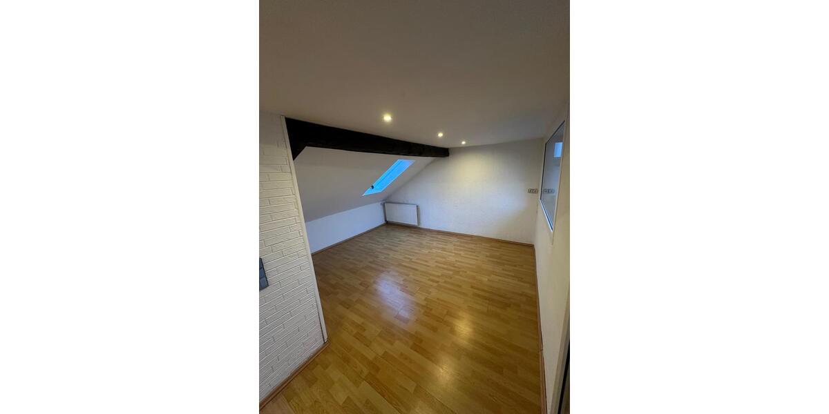 Charmante Dachgeschosswohnung mit süßer Terrasse und EBK 3 zimmer