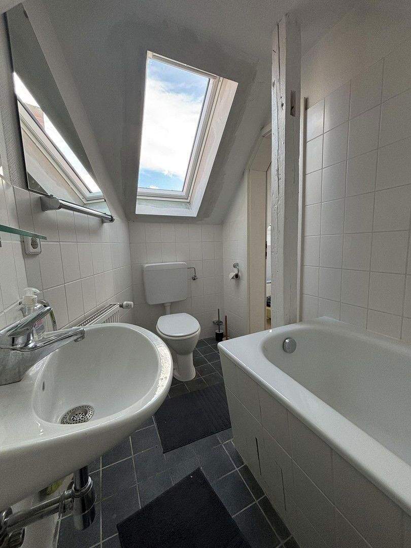 Dachgeschoss-Juwel mit großer Sonnenterrasse in bester Südstadtlage - ohne Makler! 3 zimmer