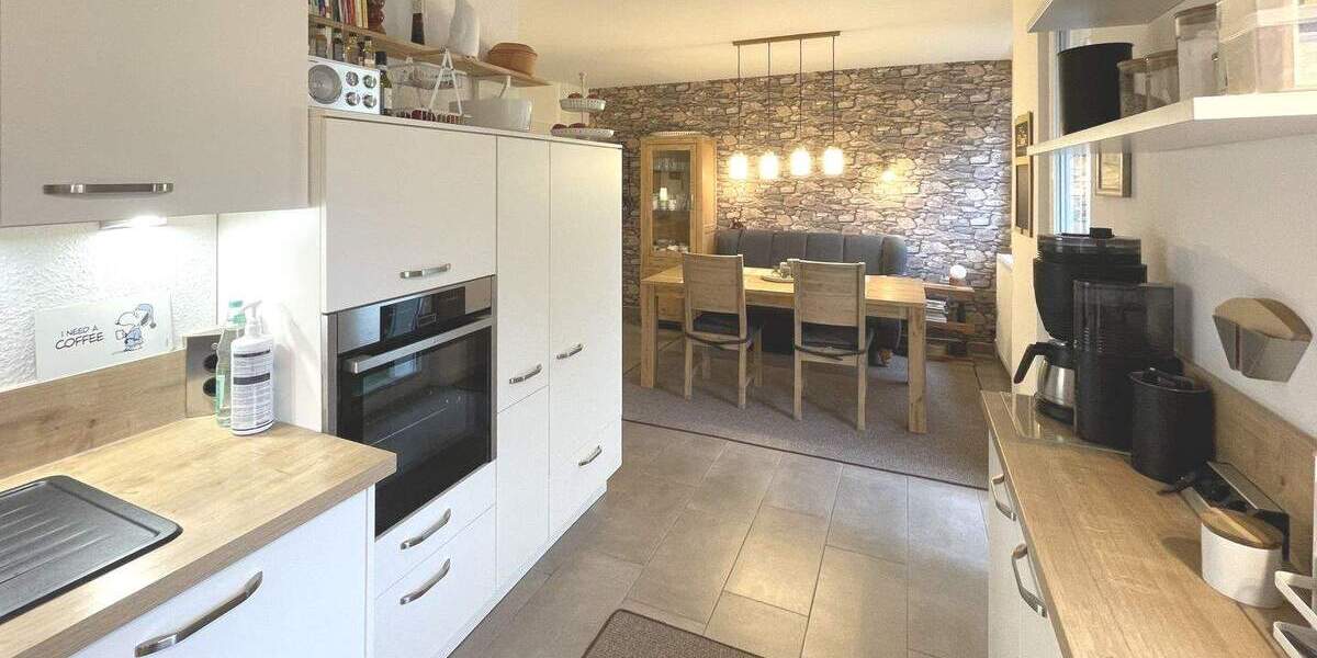 Lage, Lage, Lage: 3,5-Zimmer, voll sanierte Wohnung in Döhren - 2 Bäder, 2 Balkone, Hochparterre, direkt einziehen 3 zimmer