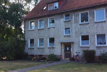 Charmante, frisch renovierte 3-Zimmer-Dachgeschosswohnung mit ca. 49,24 m² in gepflegtem Mehrfamilienhaus zimmer