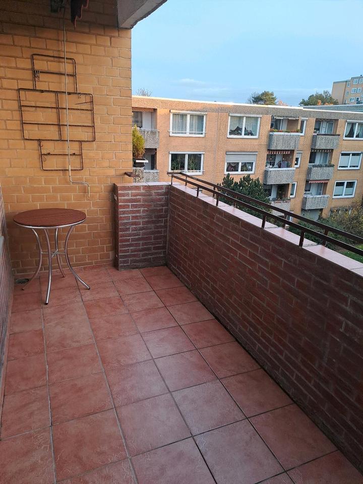 2 Zimmer Eigentumswohnung mit Balkon und Fenster im Bad zimmer