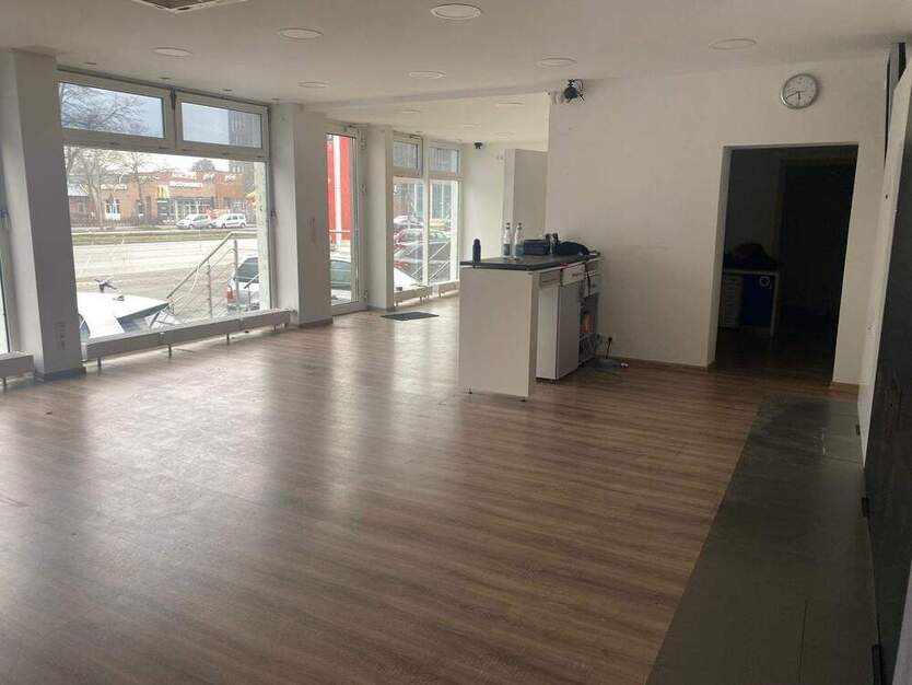 Ladengeschäft mit großer Schaufensterfront direkt an der Vahrenwalder Straße