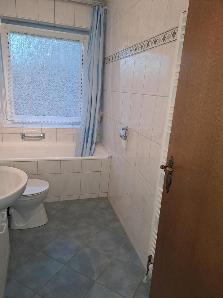 2 Zimmer Eigentumswohnung mit Balkon und Fenster im Bad zimmer