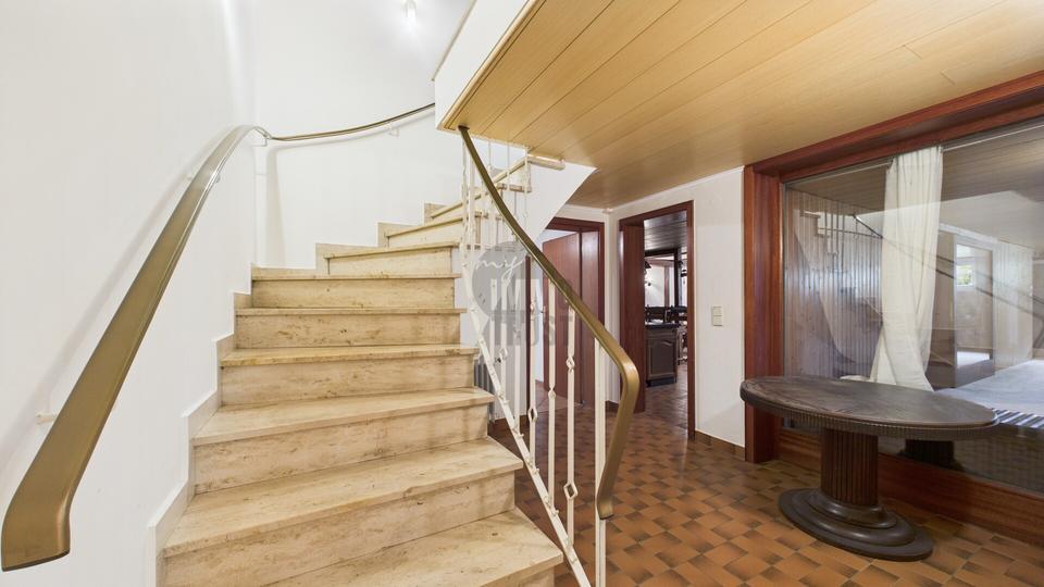 Exklusive Villa in Toplage von Grasdorf – 10 Zimmer, traumhafter Feldblick & Wellnessbereich mit Pool 10 zimmer