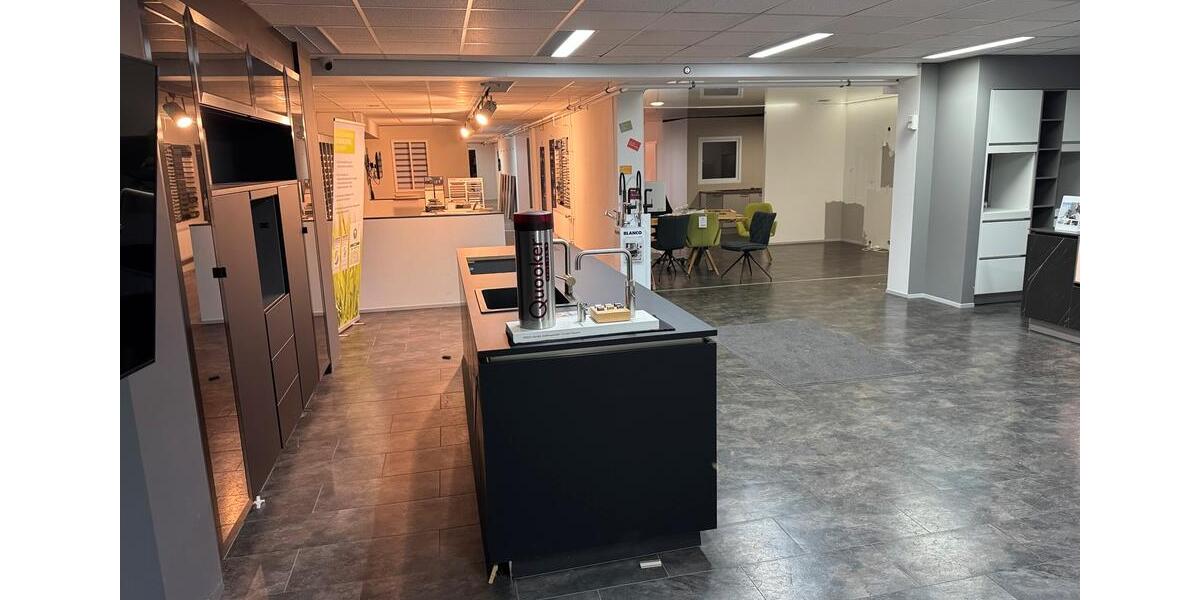 220qm Ausstellungsfläche mit Showfenster -Altwarmbüchen Gewerbeg zimmer