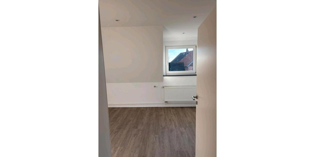 Dachgeschoßwohnung Algermissen - 3 Zimmer, 65 m&sup2;, 600&euro; | Angebot:25405094