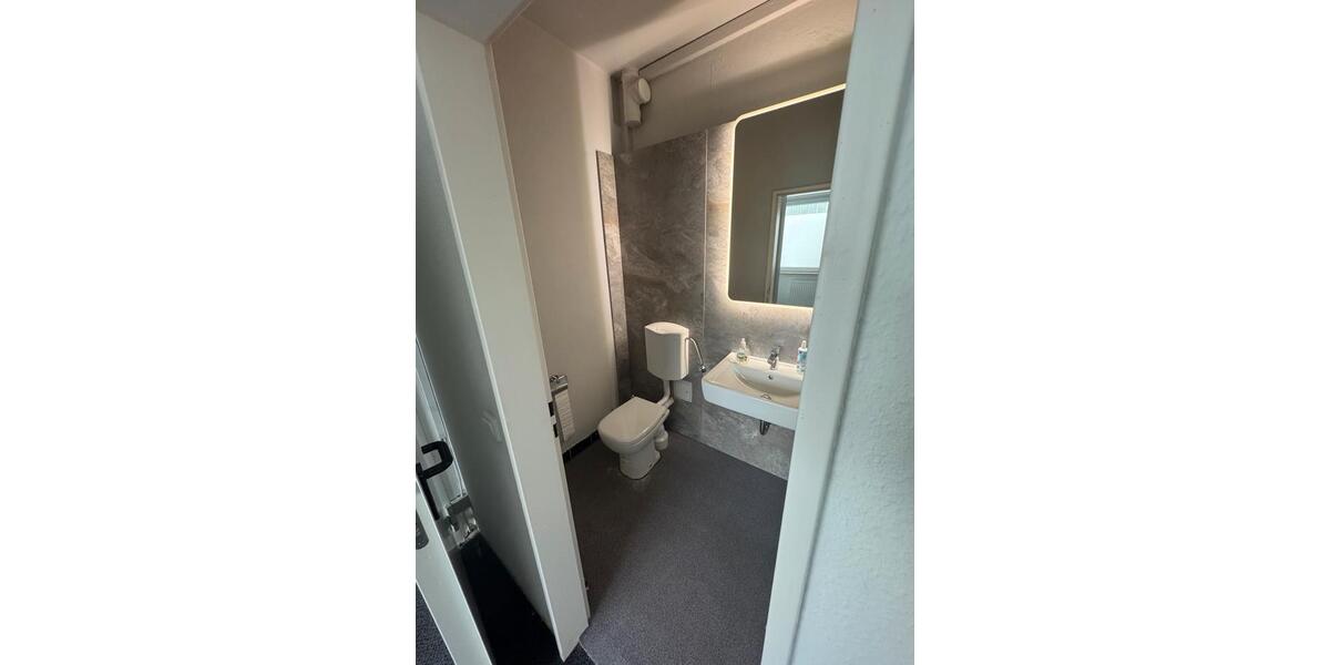 220qm Ausstellungsfläche mit Showfenster -Altwarmbüchen Gewerbeg zimmer